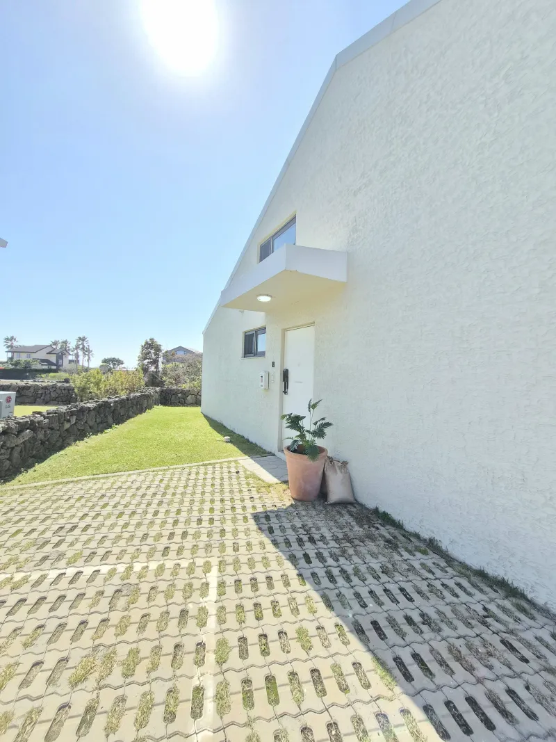 [Daejeong, Seogwipo] Outdoor Jacuzzi / Stylish Private House / Two Rooms / Standard for 4 / Yard / BBQ 28