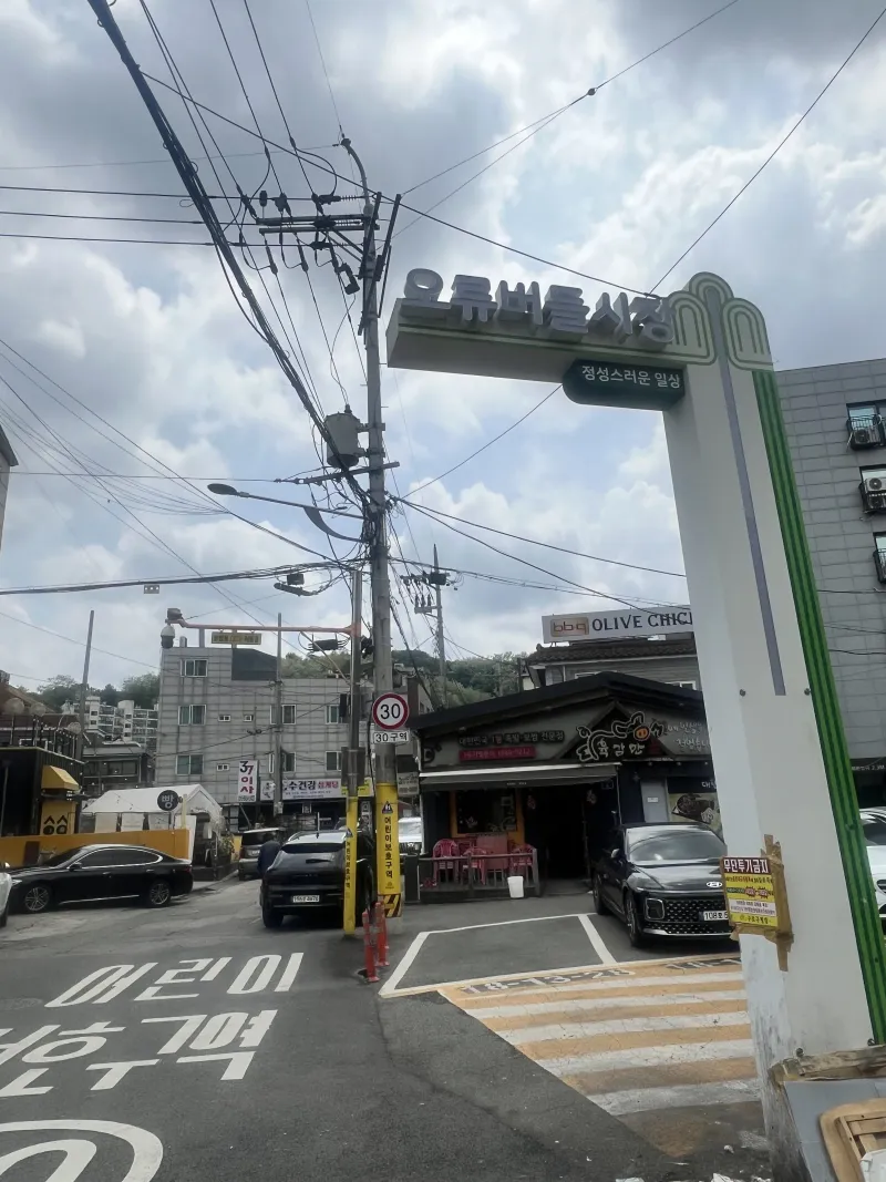 [Guro, Seoul] Room 701. 5 mins from Oryu-dong Station. Spacious 3-bedroom. 2 bathrooms. Max. 8 guests. 6 beds 46