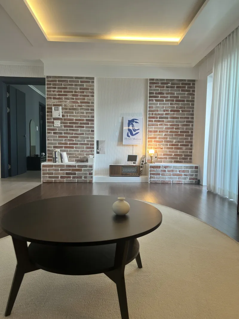 [Guro, Seoul] Room 701. 5 mins from Oryu-dong Station. Spacious 3-bedroom. 2 bathrooms. Max. 8 guests. 6 beds 24