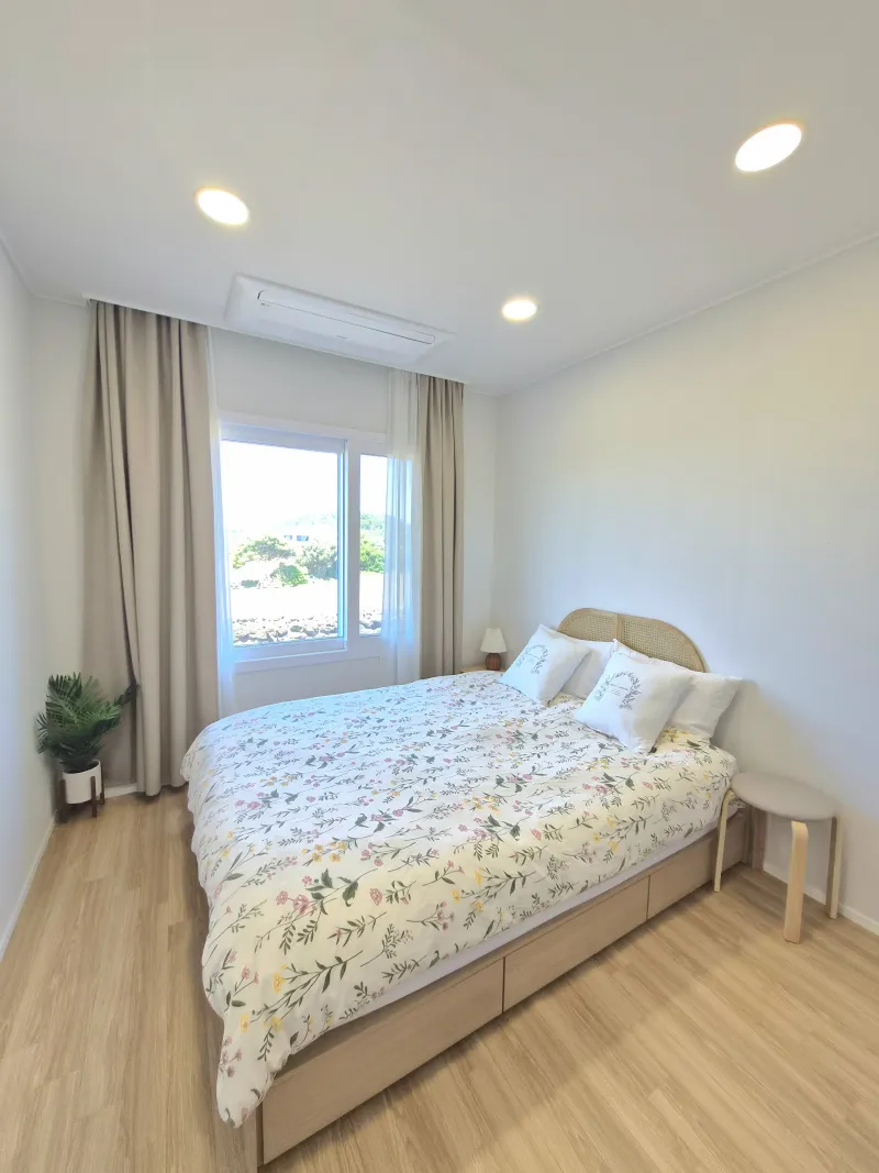 [Daejeong, Seogwipo] Outdoor Jacuzzi / Stylish Private House / Two Rooms / Standard for 4 / Yard / BBQ 2