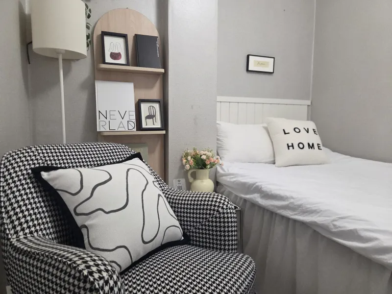 [Gwanak, Seoul][Seongsu, 15 mins of Gangnam] A quiet, sun-filled 2-room stay 10