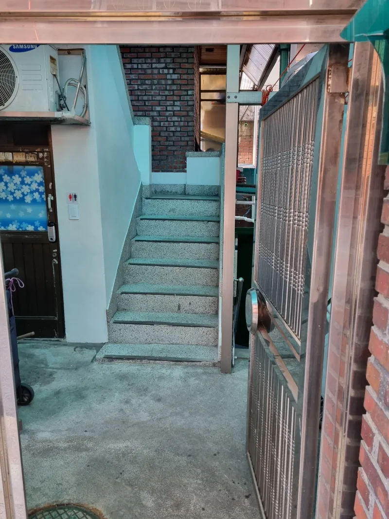 [Seongdong, Seoul] 2 bathrooms, Line 5 Dapsimni Station, Line 2 Yongdap Station 5-minute walk, safe near police station 24