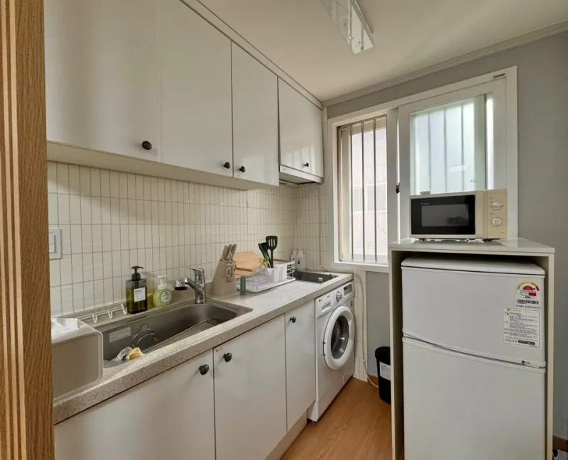 [Gangnam, Seoul] 2-Room Apartment near Hanti Station, Daechi-dong, Daechi Station, Samsung Station, Parking, 2 Desks 35