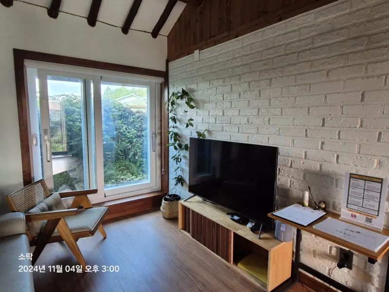 [Hallim, Jeju] A country stone house with a pretty yard and rafters 14