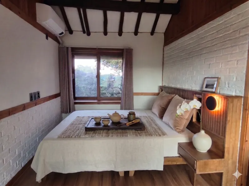 [Hallim, Jeju] A country stone house with a pretty yard and rafters 2