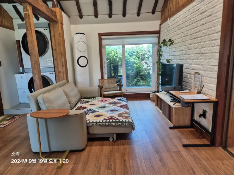 [Hallim, Jeju] A country stone house with a pretty yard and rafters 13