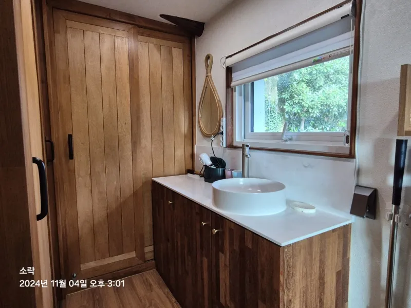 [Hallim, Jeju] A country stone house with a pretty yard and rafters 7
