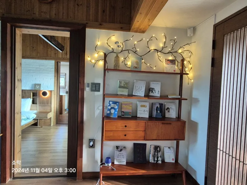 [Hallim, Jeju] A country stone house with a pretty yard and rafters 15