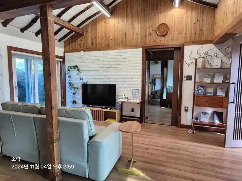 [Hallim, Jeju] A country stone house with a pretty yard and rafters 16