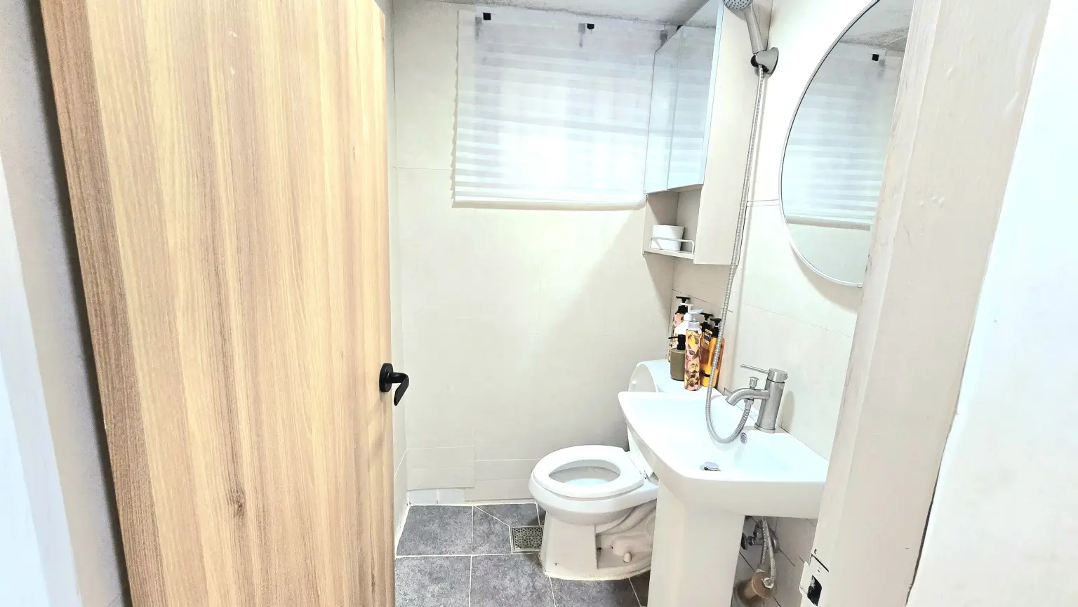 Bathroom-{{toilet_count}} photo 1 - Sadang/Gangnam 10 mins/Yongsan 10 mins/HYIVE/Heukseok/Namseong Station 7 mins/Express Bus Terminal (2BR & sleeps 4)
