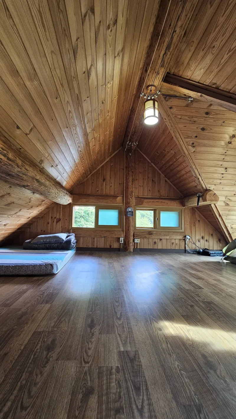 [Chuncheon] Two-story log cabin with a lawn and good mountain view 13