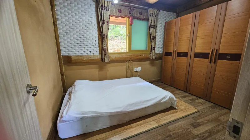 [Chuncheon] Two-story log cabin with a lawn and good mountain view 2