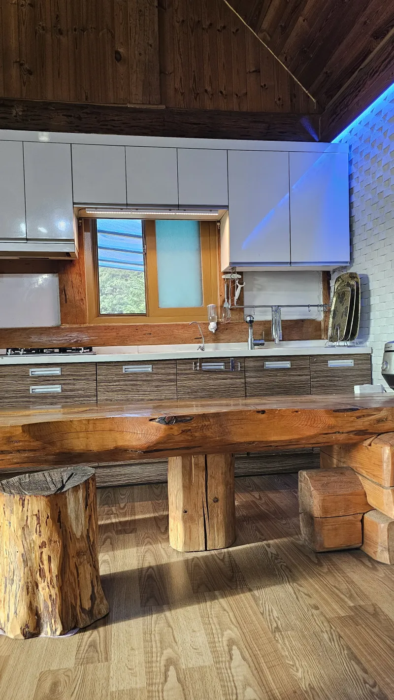 [Chuncheon] Two-story log cabin with a lawn and good mountain view 17