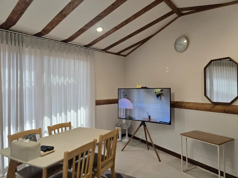 [Sangye-dong, Seogwipo][Pangnamu View] Room 304 / Cleaning fee and utilities included / Towels and bedding provided / 25
