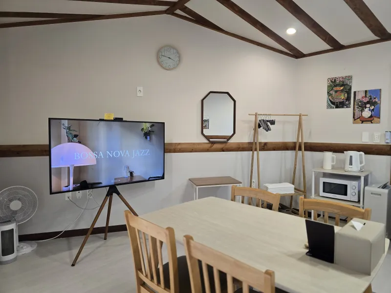 [Sangye-dong, Seogwipo][Pangnamu View] Room 304 / Cleaning fee and utilities included / Towels and bedding provided / 24