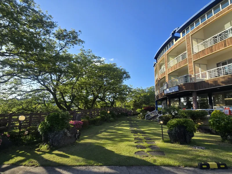 [Sangye-dong, Seogwipo][Pangnamu View] Room 304 / Cleaning fee and utilities included / Towels and bedding provided / 39