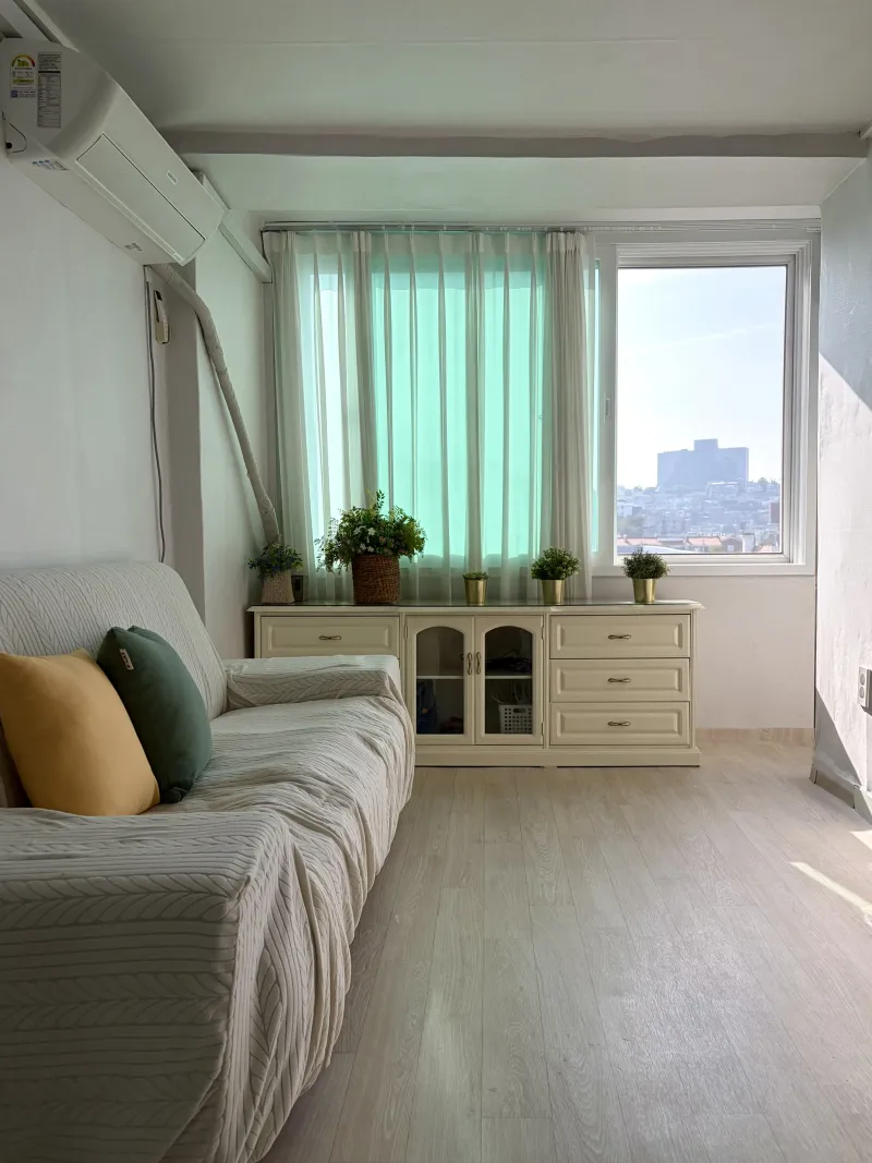 [Yongsan, Seoul] Fully furnished two-room apartment near Haebangchon Sinheung Market (5-minute walk), Myeongdong, and Itaewon, with great natural light 16