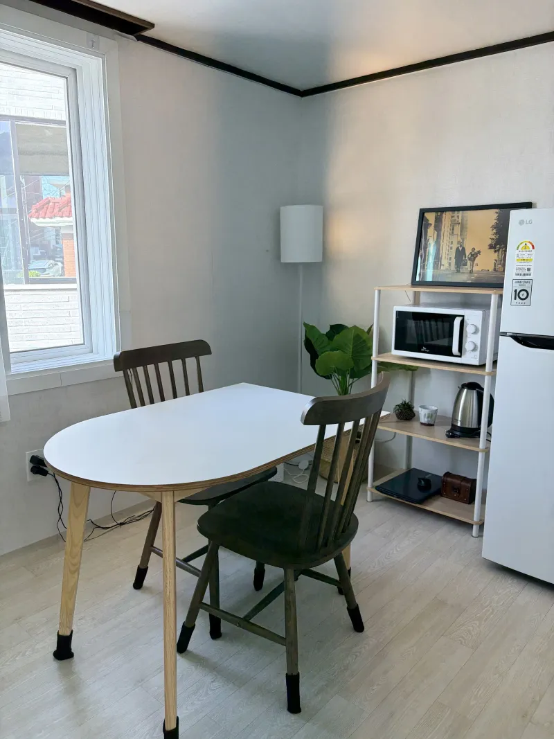 [Yongsan, Seoul] Fully furnished two-room apartment near Haebangchon Sinheung Market (5-minute walk), Myeongdong, and Itaewon, with great natural light 9