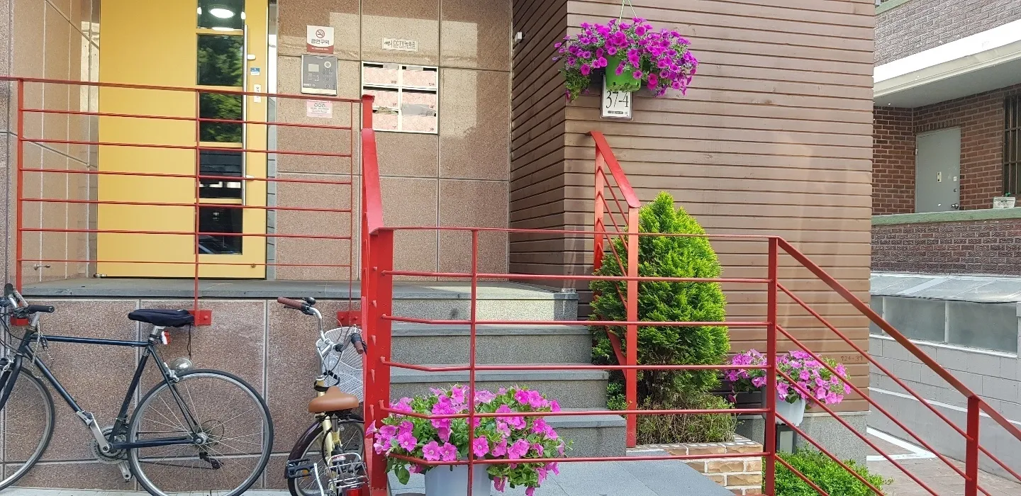 Yeonhui-dong Transit-Friendly One-Bedroom House