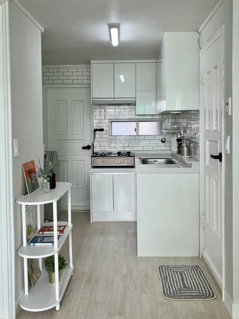 [Yongsan, Seoul] Fully furnished two-room apartment near Haebangchon Sinheung Market (5-minute walk), Myeongdong, and Itaewon, with great natural light 19
