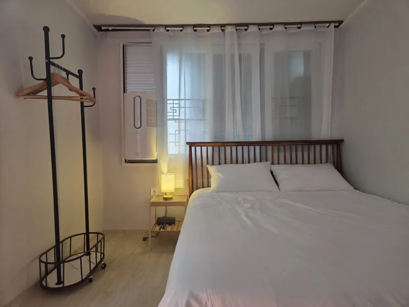 [Yongsan, Seoul] Fully furnished two-room apartment near Haebangchon Sinheung Market (5-minute walk), Myeongdong, and Itaewon, with great natural light 4