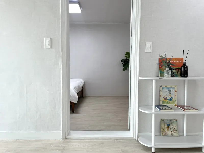 [Yongsan, Seoul] Fully furnished two-room apartment near Haebangchon Sinheung Market (5-minute walk), Myeongdong, and Itaewon, with great natural light 18