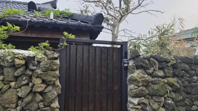 [Hallim, Jeju] A country stone house with a pretty yard and rafters 23