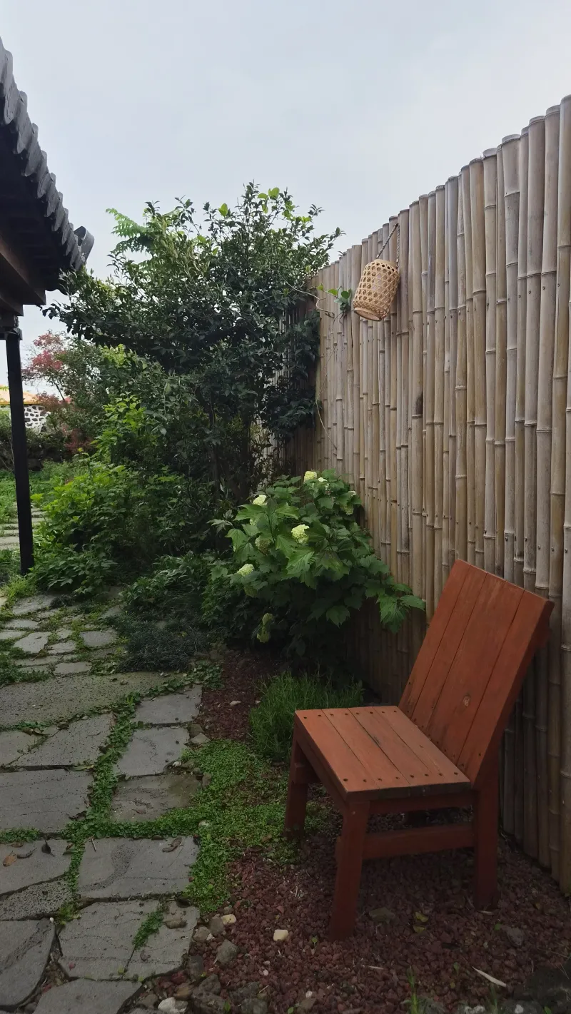 [Hallim, Jeju] A country stone house with a pretty yard and rafters 22