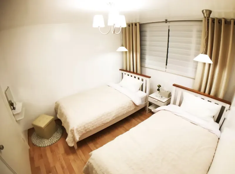 [서울 마포] 홍대 신촌/역세권 5분거리 풀옵션/2single bed 3