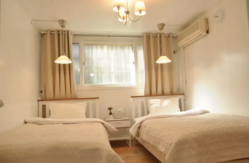 [서울 마포] 홍대 신촌/역세권 5분거리 풀옵션/2single bed 2