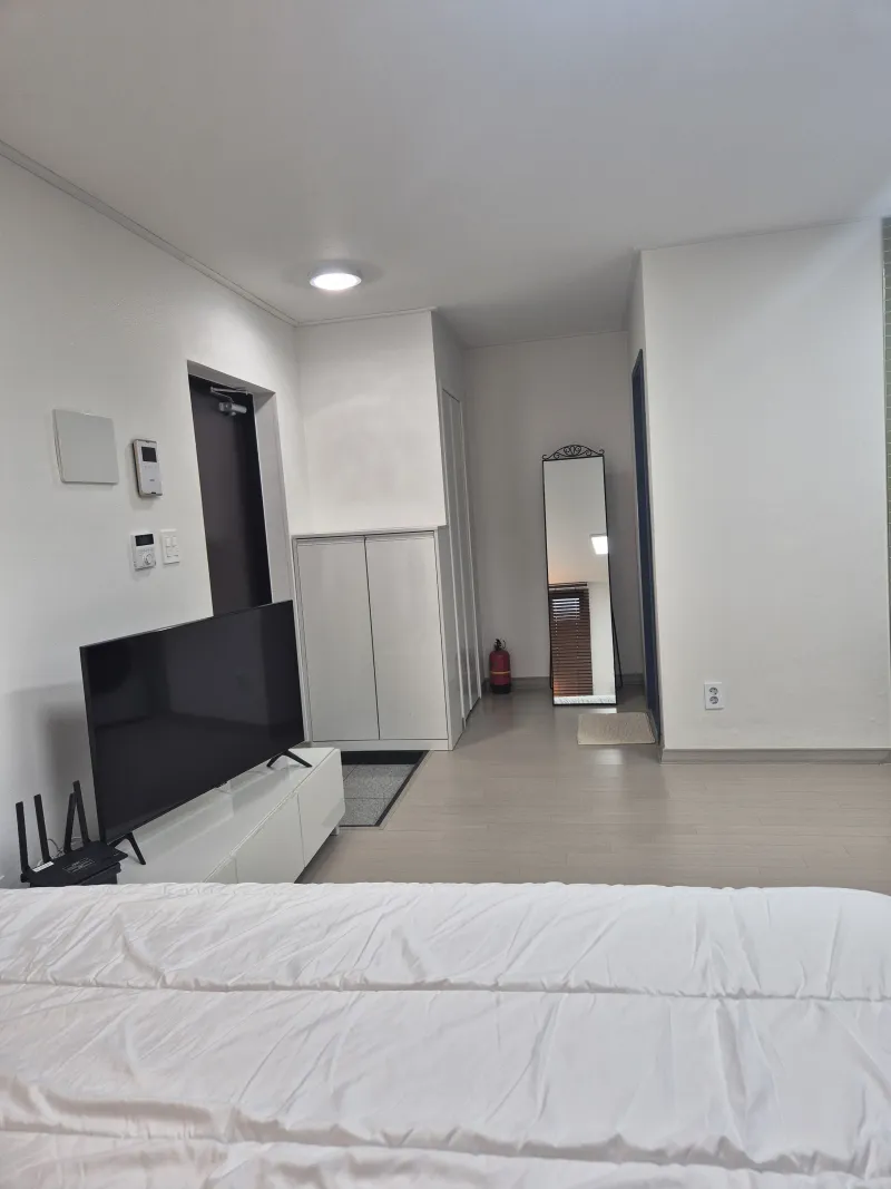 [Yongsan, Seoul] Pretty studio in a newly built building adjacent to the Haebangchon hotspot 13
