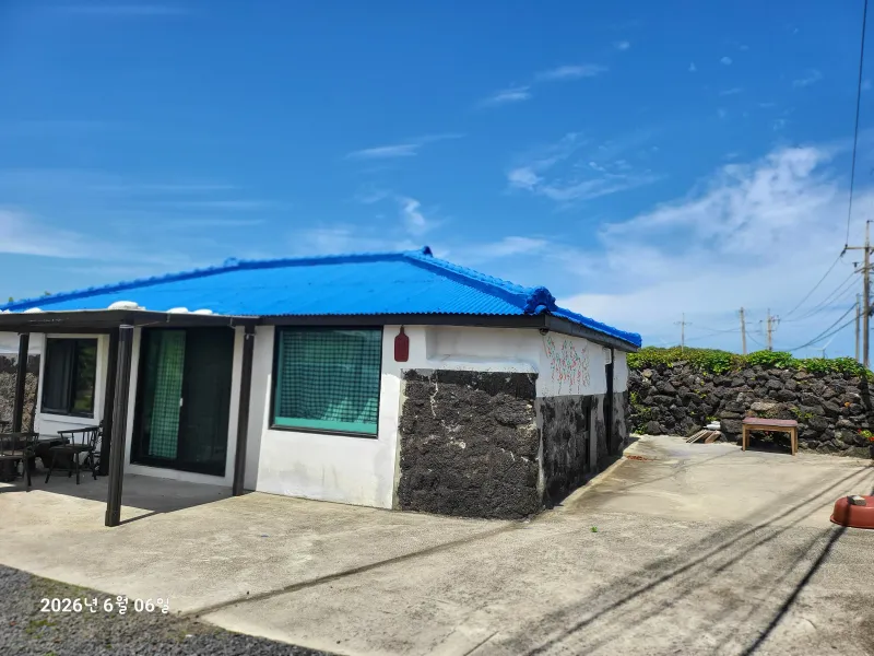 [Gujwa, Jeju] Woljeong Olle-gil Farmhouse #Wide Yard #Camping #5 Minutes to the Beach #Stone Wall #Parking Lot 9