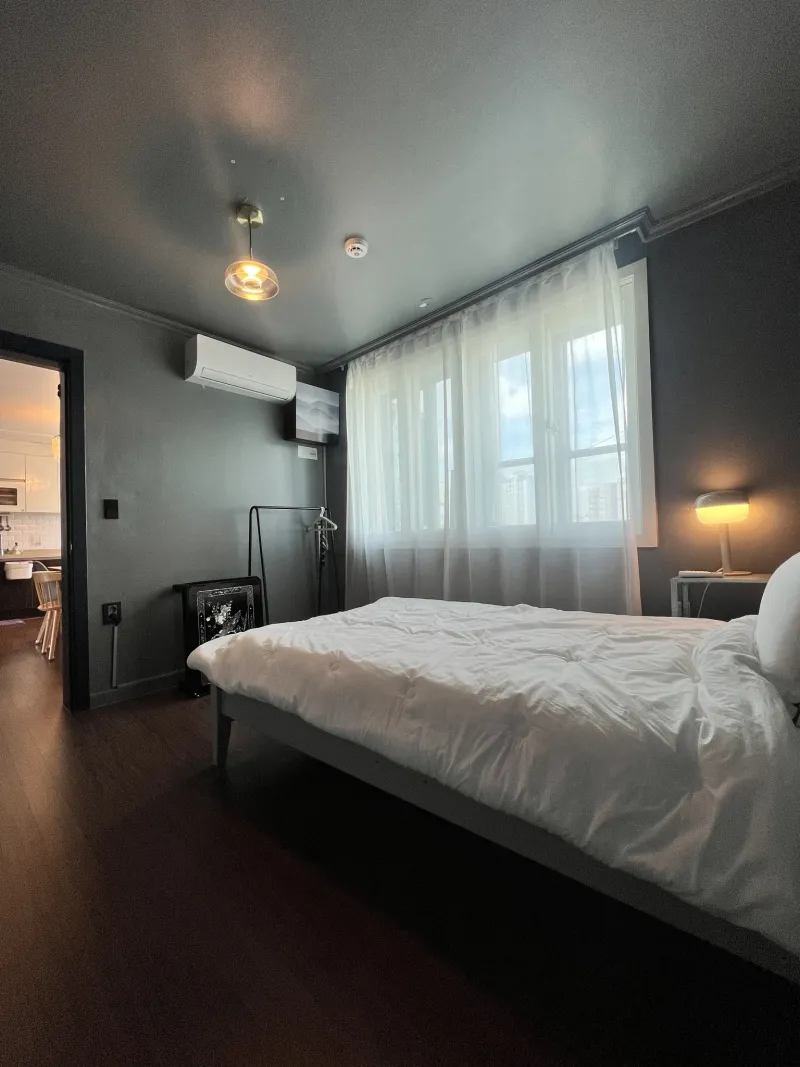 [Guro, Seoul] Room 701. 5 mins from Oryu-dong Station. Spacious 3-bedroom. 2 bathrooms. Max. 8 guests. 6 beds 9
