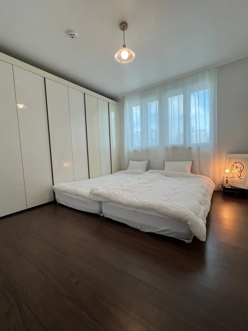 [Guro, Seoul] Room 701. 5 mins from Oryu-dong Station. Spacious 3-bedroom. 2 bathrooms. Max. 8 guests. 6 beds 10