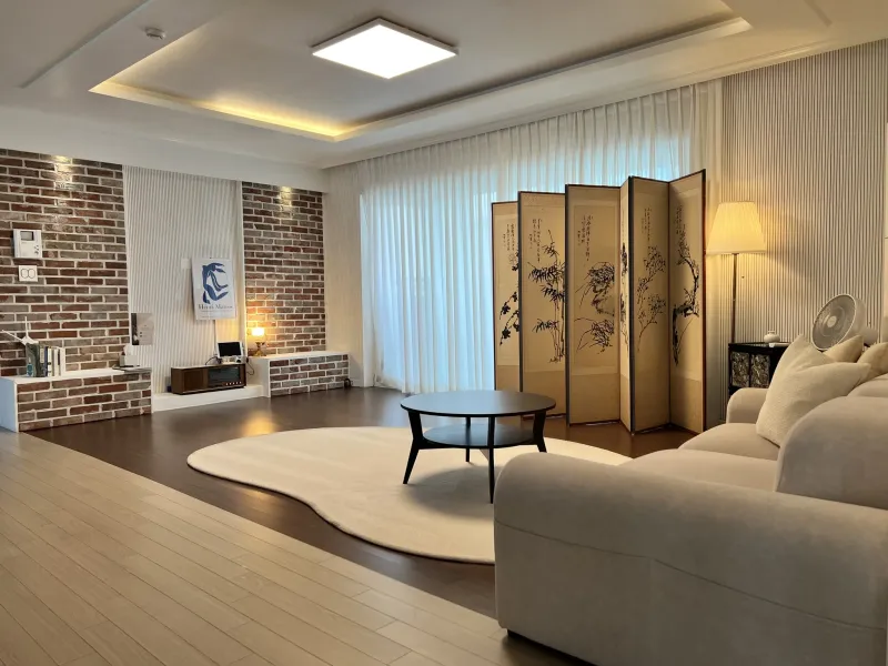 [Guro, Seoul] Room 701. 5 mins from Oryu-dong Station. Spacious 3-bedroom. 2 bathrooms. Max. 8 guests. 6 beds 23