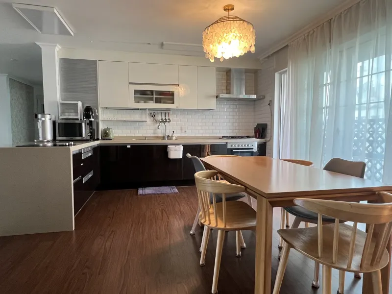 [Guro, Seoul] Room 701. 5 mins from Oryu-dong Station. Spacious 3-bedroom. 2 bathrooms. Max. 8 guests. 6 beds 26