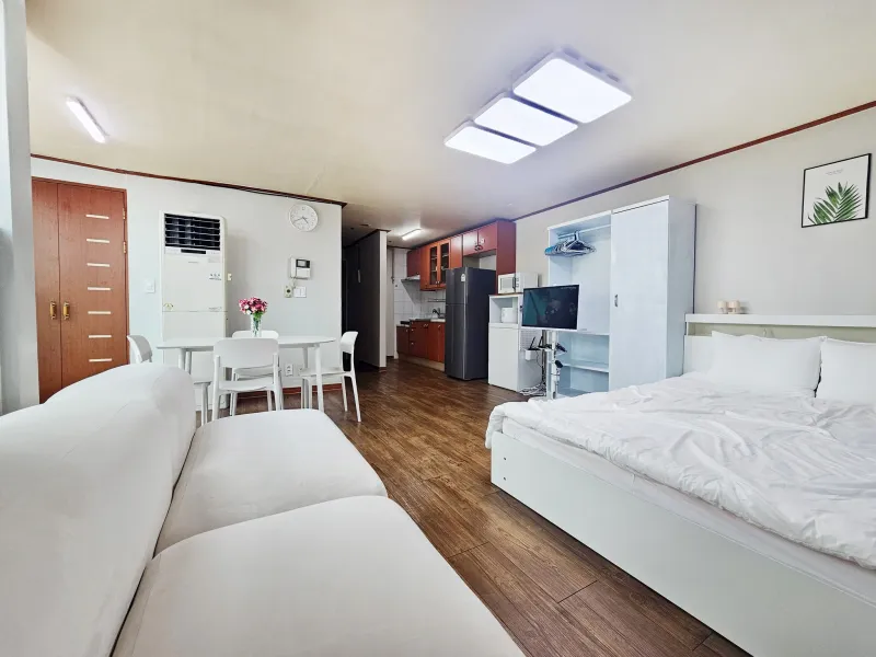 [Anyang] 2 minutes from Beomgye Station, 2 queen beds, free parking 10