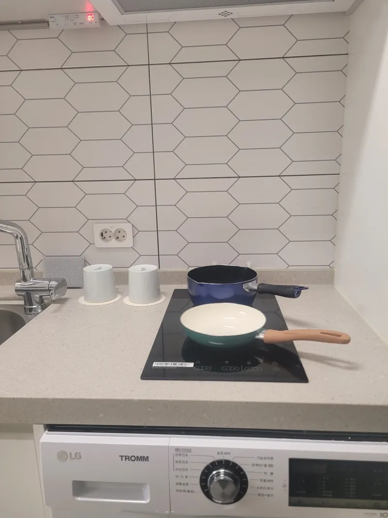 [Bucheon] 1-minute walk from Sinjungdong Station, free parking available 15