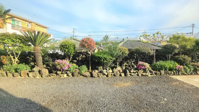 [Naedo, Jeju] 10 minutes from the airport, convenient neighborhood, 3 large bedrooms, yard, family, couple, children 14