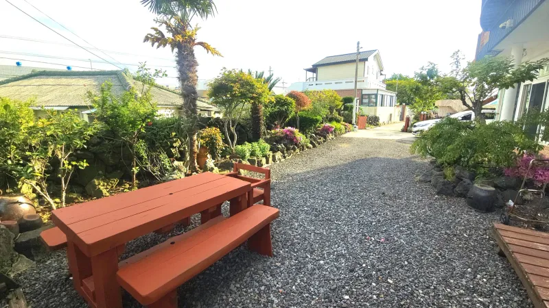 [Naedo, Jeju] 10 minutes from the airport, convenient neighborhood, 3 large bedrooms, yard, family, couple, children 13