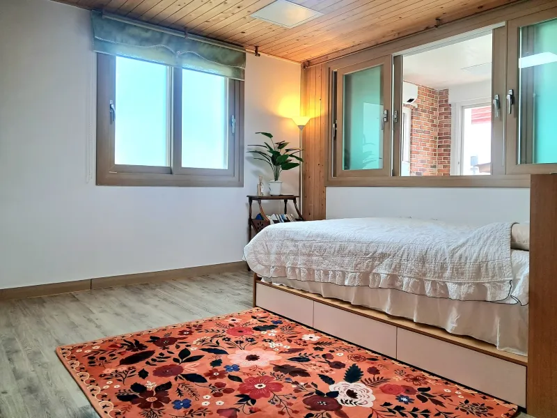 [Naedo, Jeju] 10 minutes from the airport, convenient neighborhood, 3 large bedrooms, yard, family, couple, children 2