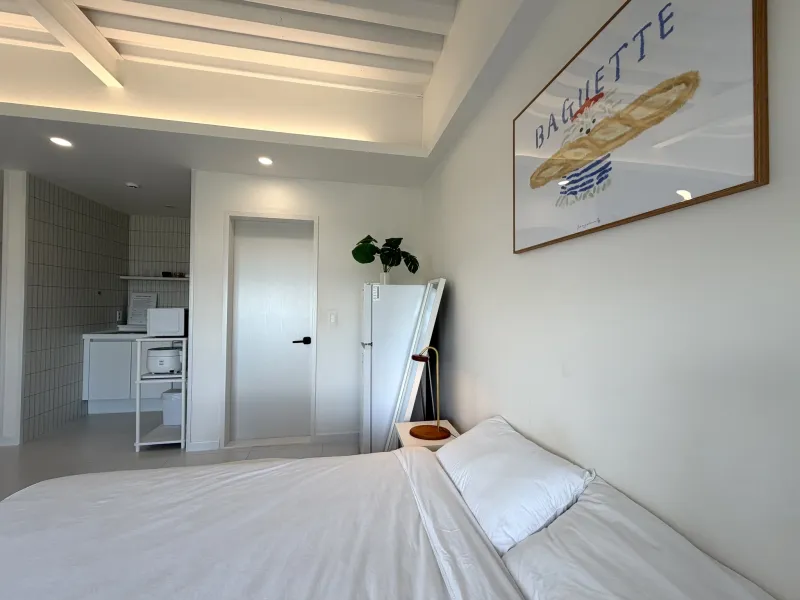 [Saekdal-dong, Seogwipo] South-facing floor-to-ceiling windows with ocean view, fenced dog playground, Building B, 2nd floor studio 7