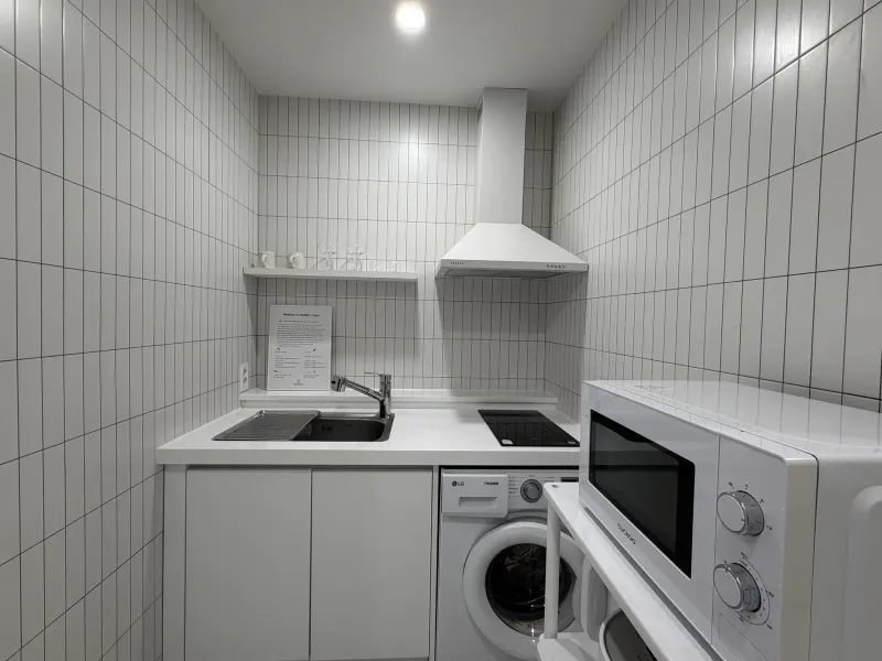 [Saekdal-dong, Seogwipo] South-facing floor-to-ceiling windows with ocean view, convenient location for travel, Building A, 2nd floor studio 17