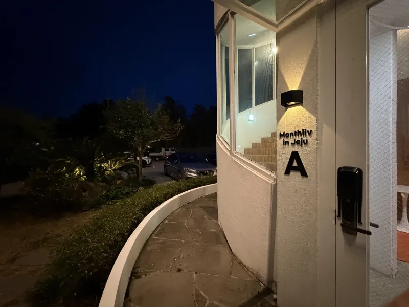 [Saekdal-dong, Seogwipo] South-facing floor-to-ceiling windows with ocean view, convenient location for travel, Building A, 2nd floor studio 19