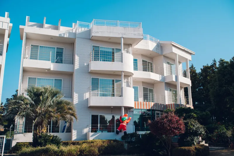 [Saekdal-dong, Seogwipo] South-facing floor-to-ceiling windows with ocean view, convenient location for travel, Building A, 2nd floor studio 32