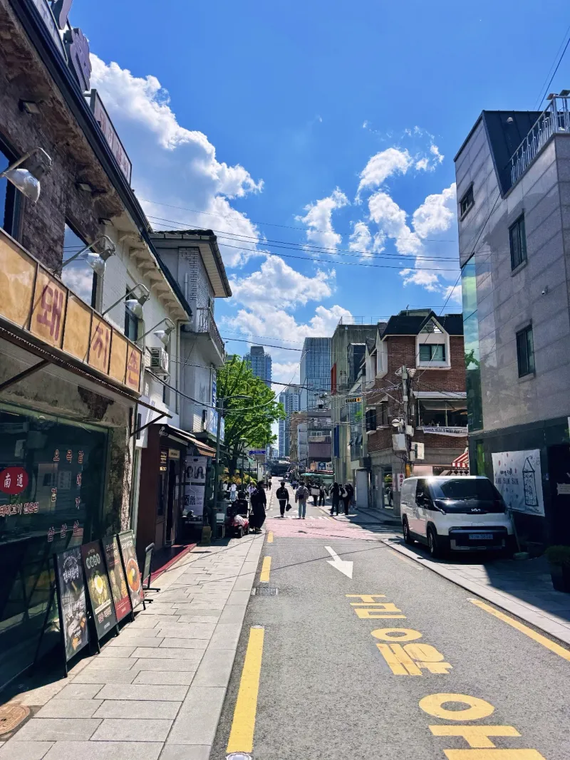 [Yongsan, Seoul] Cozy 8-Pyeong Studio in Yongnidan-gil/Samgakji 13