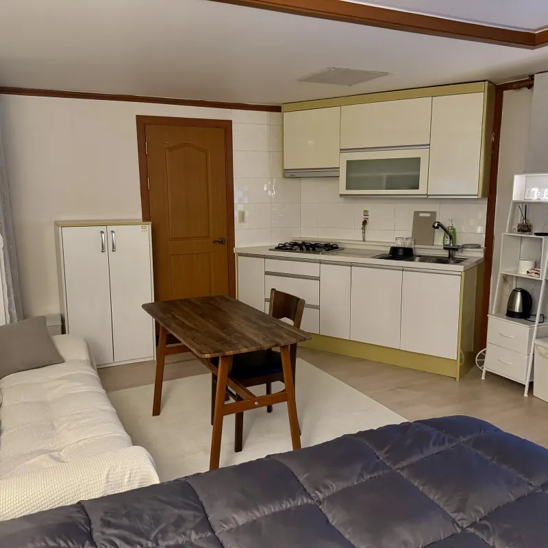 [Yongsan, Seoul] Cozy 8-Pyeong Studio in Yongnidan-gil/Samgakji 8