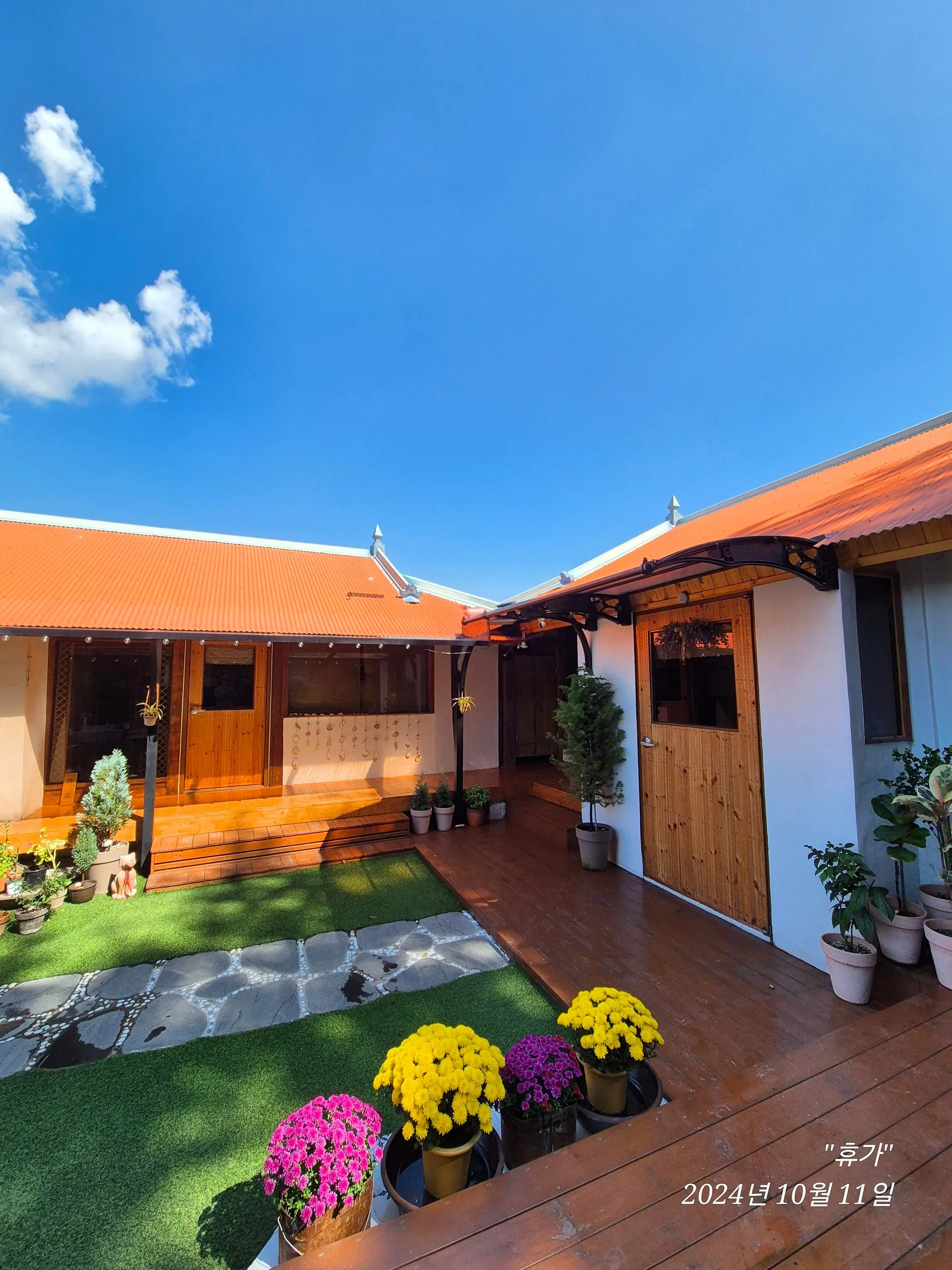 Jangmok-myeon Garden Villa with Two Bedrooms