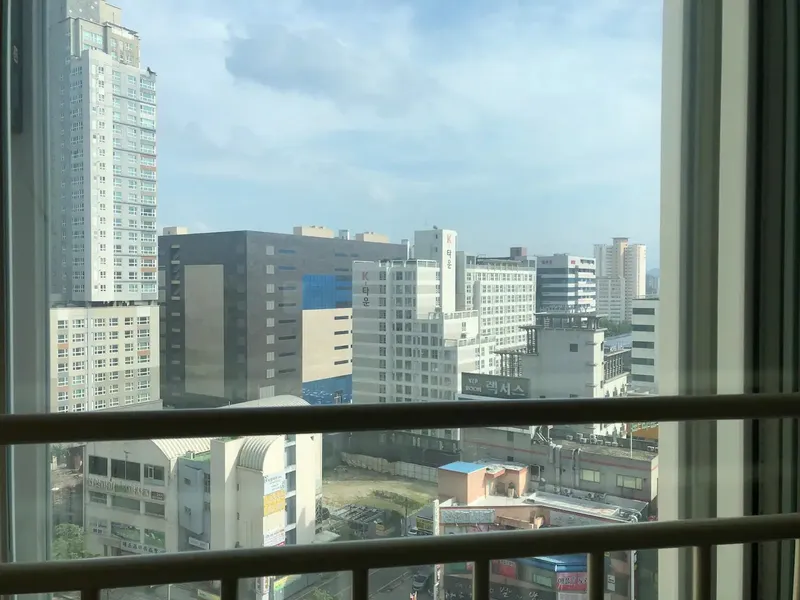 [Yuseong, Daejeon] Fully-furnished officetel with parking available near Yuseong Hot Springs Station 9