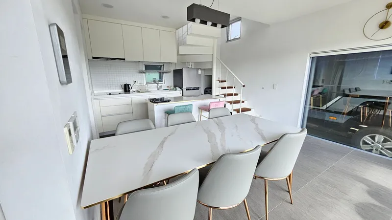 [Gujwa, Jeju] A detached house with a beautiful view of the sea, stone walls, and fields, 30 seconds from the entrance to the complex. 80
